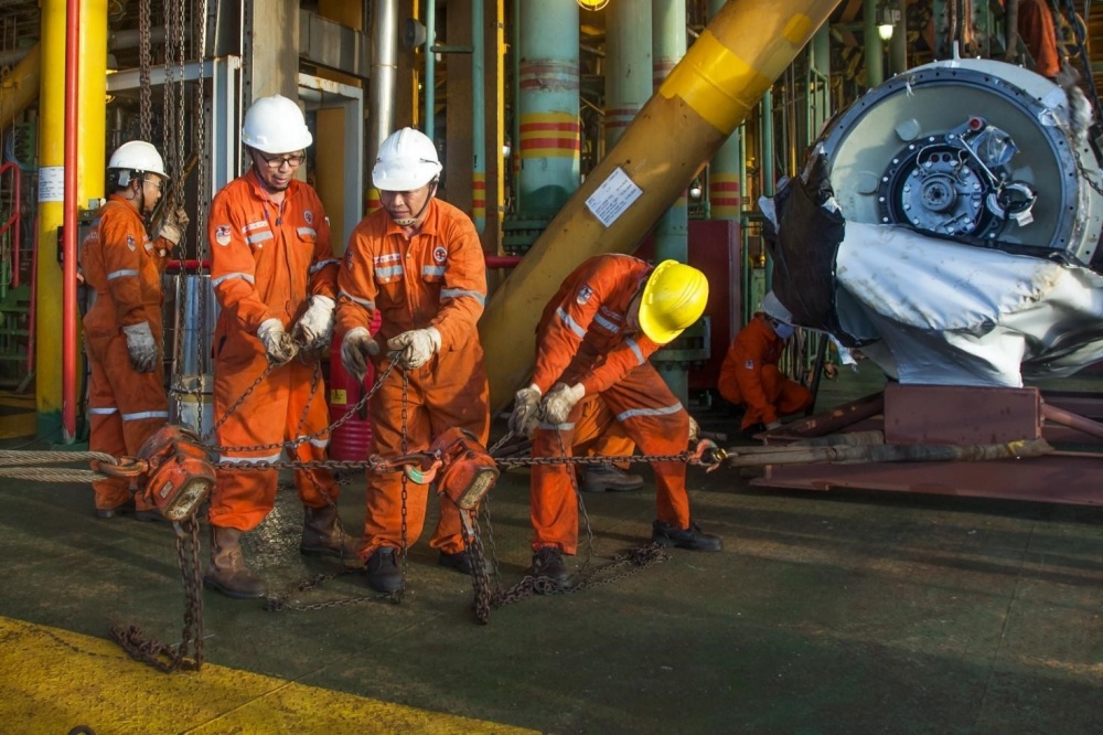Người lao động Vietsovpetro làm việc trên Giàn nén khí trung tâm