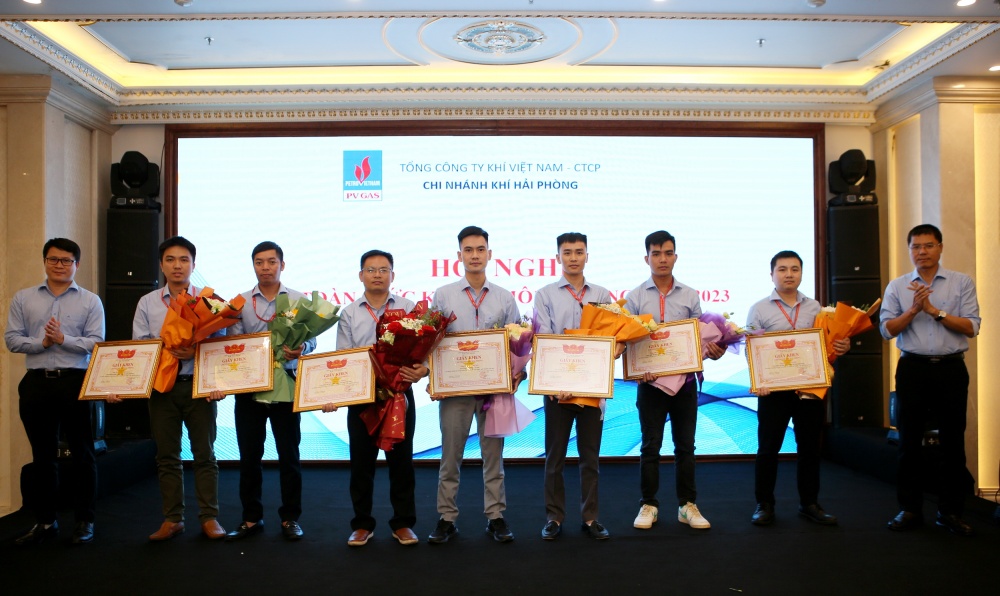 H3. KHP khen thưởng các tập thể và cá nhân đã đóng góp cho thành tích nổi bật 2023 H3. KHP khen thưởng các tập thể và cá nhân đã đóng góp cho thành tích nổi bật 2023