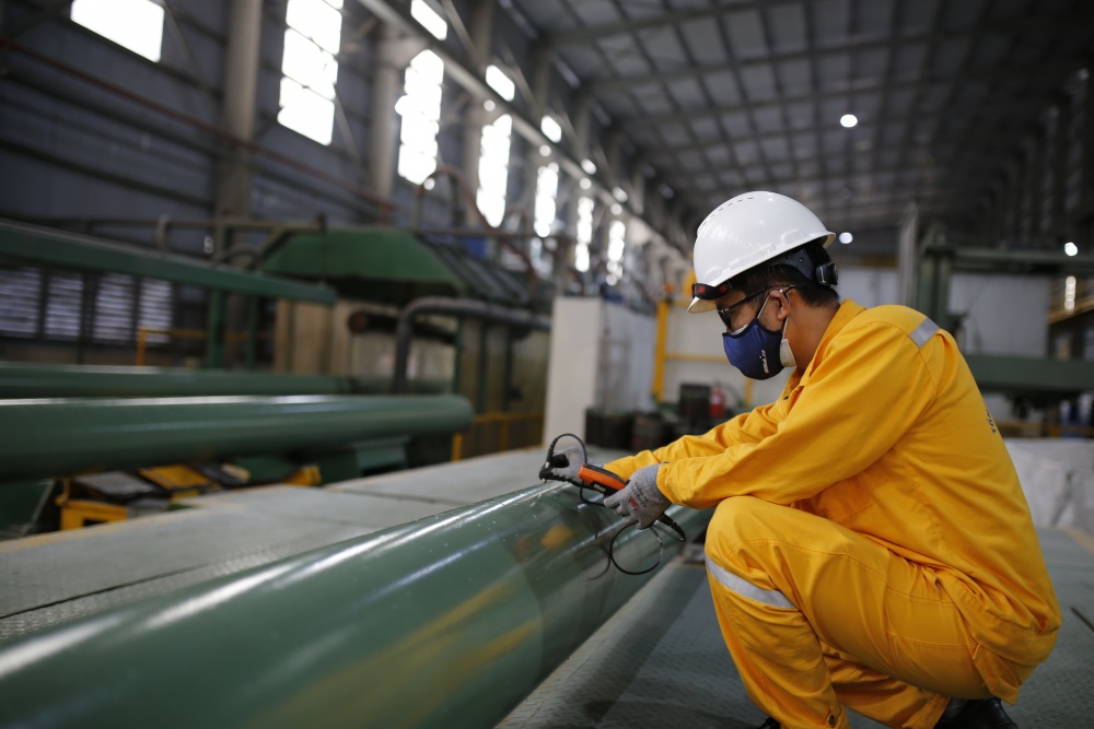 16-CTHT-AD-0001: Công nhân kỹ thuật PVCoating kiểm tra chất lượng sản phẩm bọc ống của Dự án Kình Ngư Trắng - Kình Ngư Trắng Nam tại dây chuyền sản xuất bọc chống ăn mòn. 16-CTHT-AD-0001: Công nhân kỹ thuật PVCoating kiểm tra chất lượng sản phẩm bọc ống của Dự án Kình Ngư Trắng - Kình Ngư Trắng Nam tại dây chuyền sản xuất bọc chống ăn mòn.