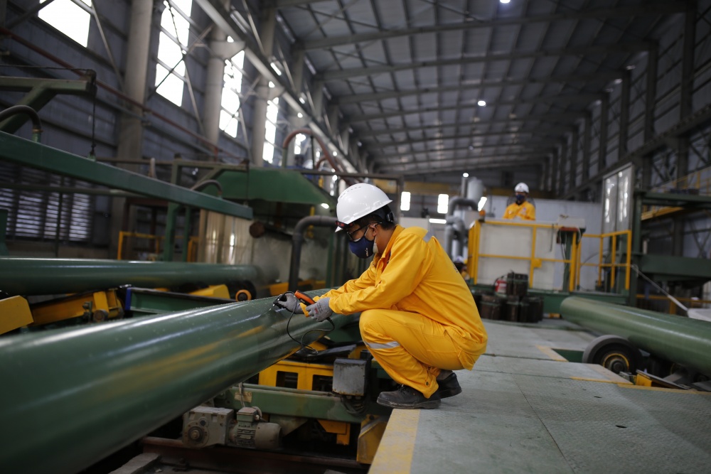 16-CTHT-AD-0002: Công nhân kỹ thuật PVCoating kiểm tra chất lượng sản phẩm bọc ống của Dự án Kình Ngư Trắng - Kình Ngư Trắng Nam tại dây chuyền sản xuất bọc chống ăn mòn. 16-CTHT-AD-0002: Công nhân kỹ thuật PVCoating kiểm tra chất lượng sản phẩm bọc ống của Dự án Kình Ngư Trắng - Kình Ngư Trắng Nam tại dây chuyền sản xuất bọc chống ăn mòn.