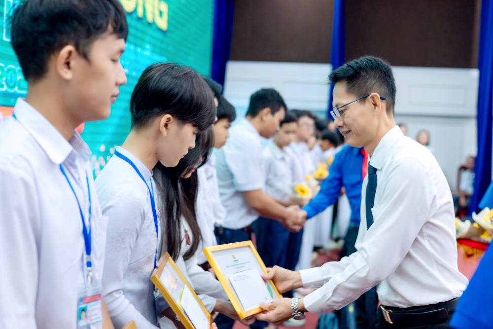 14-NVT-AB-0001-01: Lãnh đạo PVCFC trao tặng học bổng Tác phẩm dự thi