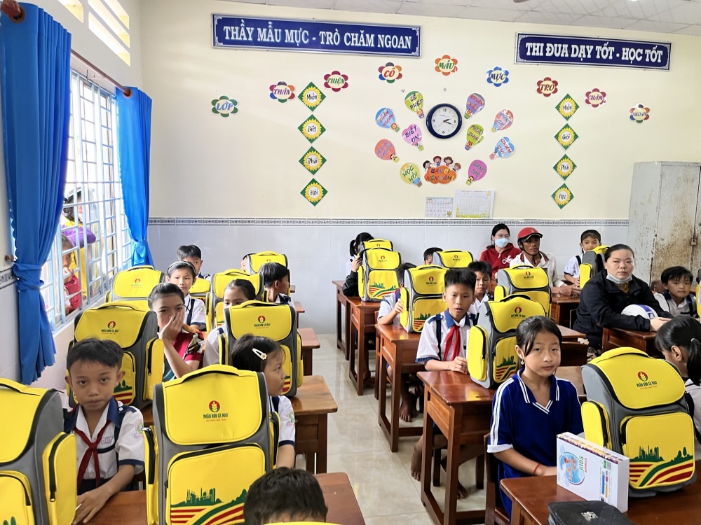 14-NVT-AB-0001-09: Niềm vui hân hoan khi các em học sinh nhận học bổng Tác phẩm dự thi