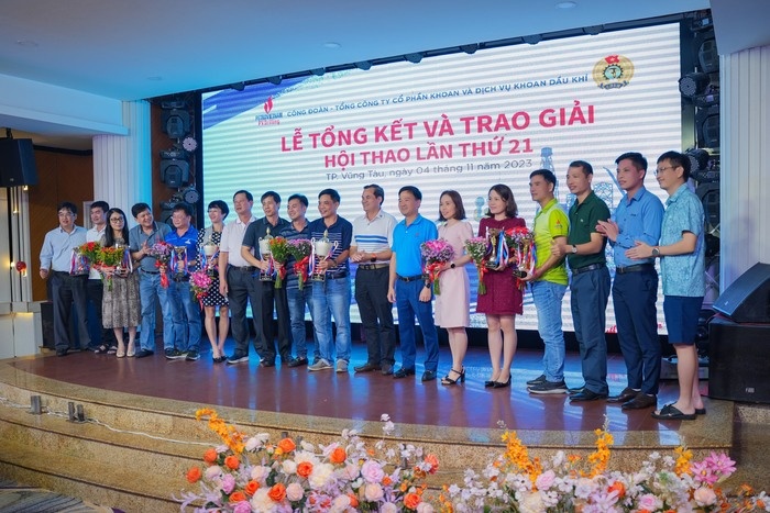 Lãnh đạo CĐ DKVN và Ban lãnh đạo Tổng công ty PV Drilling trao giải toàn đoàn: Nhất, Nhì, Ba và Phong trào. Lãnh đạo CĐ DKVN và Ban lãnh đạo Tổng công ty PV Drilling trao giải toàn đoàn: Nhất, Nhì, Ba và Phong trào.