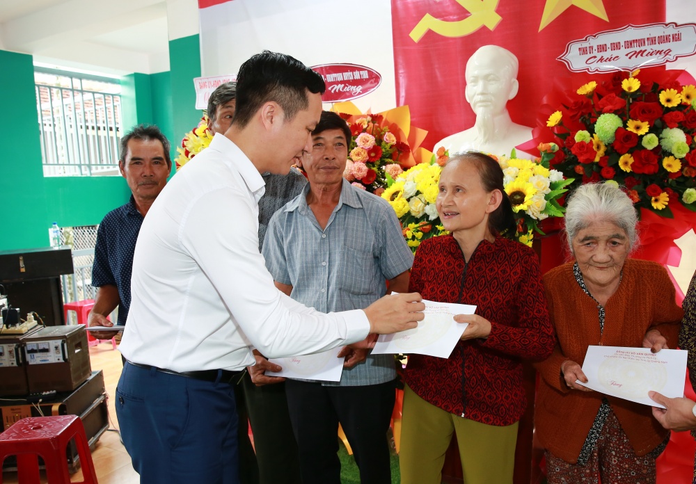 BSR đồng hành cùng tỉnh Quảng Ngãi tặng quà cho hộ nghèo, cận nghèo và xây dựng nhà Đại đoàn kết BSR đồng hành cùng tỉnh Quảng Ngãi tặng quà cho hộ nghèo, cận nghèo và xây dựng nhà Đại đoàn kết