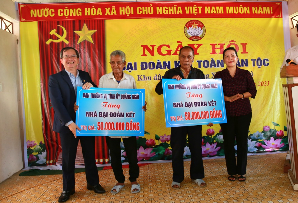 BSR đồng hành cùng tỉnh Quảng Ngãi tặng quà cho hộ nghèo, cận nghèo và xây dựng nhà Đại đoàn kết BSR đồng hành cùng tỉnh Quảng Ngãi tặng quà cho hộ nghèo, cận nghèo và xây dựng nhà Đại đoàn kết
