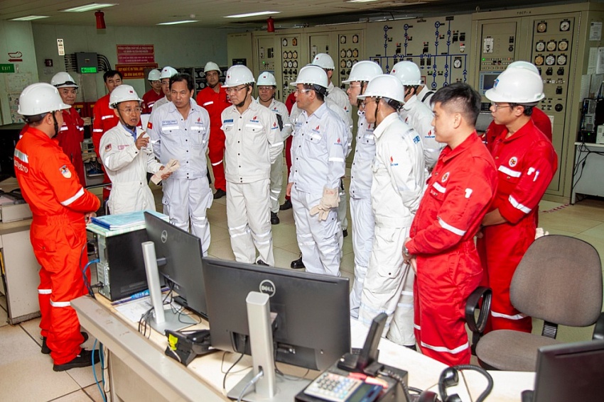Đoàn công tác của lãnh đạo Bộ ngành Trung ương thăm giàn khai thác Dầu khí của Vietsovpetro Đoàn công tác của lãnh đạo Bộ ngành Trung ương thăm giàn khai thác Dầu khí của Vietsovpetro