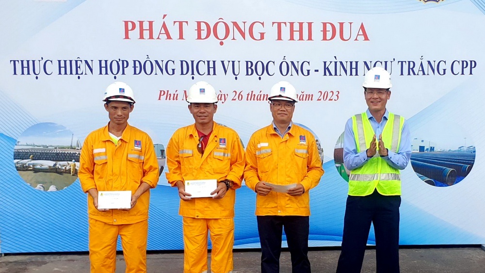 H3. Đại diện Lãnh đạo PVCoating trao giải cho các Nam CBCNV đại Giải H3. Đại diện Lãnh đạo PVCoating trao giải cho các Nam CBCNV đại Giải