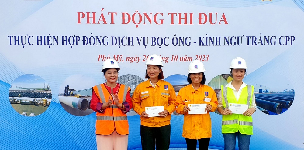H4. Đại diện Lãnh đạo PVCoating trao giải cho các nữ CBCNV đại Giải H4. Đại diện Lãnh đạo PVCoating trao giải cho các nữ CBCNV đại Giải