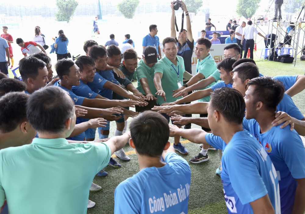 Đội bóng Công đoàn Dầu khí Việt Nam chiến thắng ngay trận đầu ra quân Đội bóng Công đoàn Dầu khí Việt Nam chiến thắng ngay trận đầu ra quân