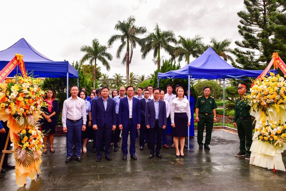Người lao động BSR dâng hoa tưởng nhớ cố Thủ tướng Võ Văn Kiệt Người lao động BSR dâng hoa tưởng nhớ cố Thủ tướng Võ Văn Kiệt