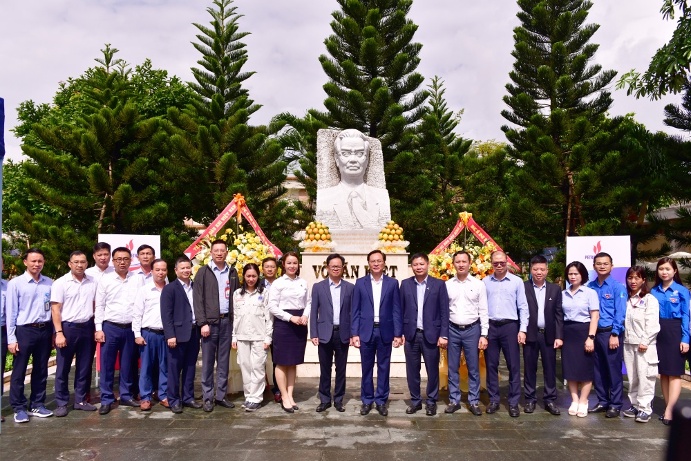Người lao động BSR dâng hoa tưởng nhớ cố Thủ tướng Võ Văn Kiệt Người lao động BSR dâng hoa tưởng nhớ cố Thủ tướng Võ Văn Kiệt