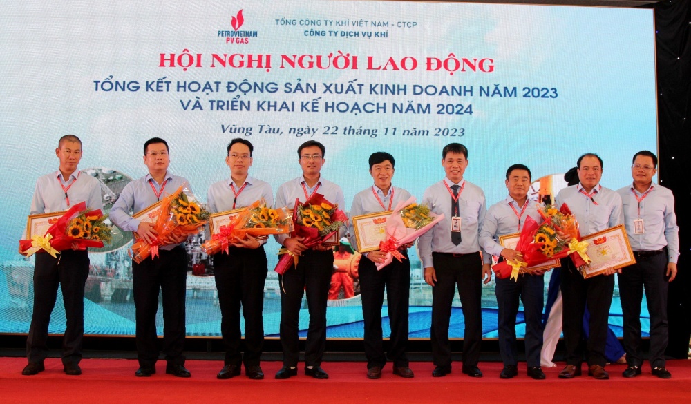Các tập thể xuất sắc của DVK năm 2023 đã được tuyên dương, khen thưởng. Các tập thể xuất sắc của DVK năm 2023 đã được tuyên dương, khen thưởng.