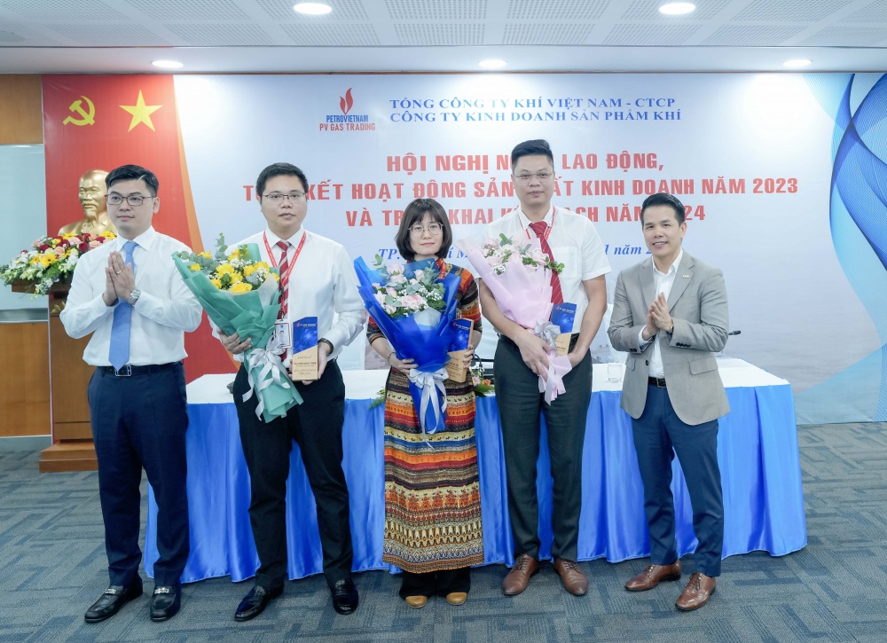 Khen thưởng NLĐ có thành tích xuất sắc của PV GAS TRADING năm 2023. Khen thưởng NLĐ có thành tích xuất sắc của PV GAS TRADING năm 2023.