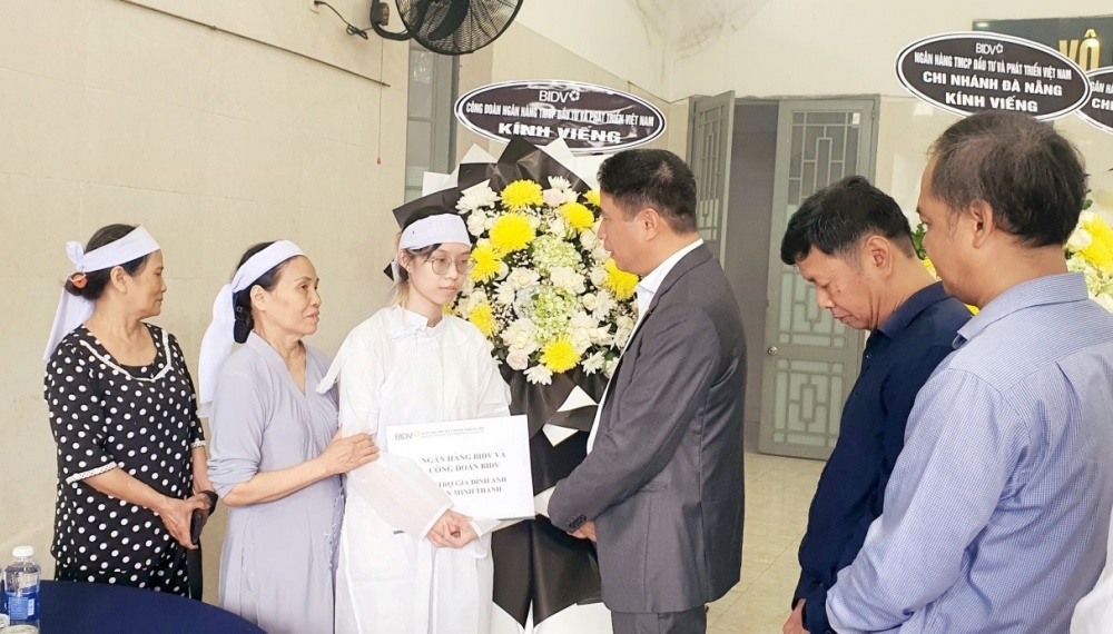 Lãnh đạo BIDV thăm, viếng và hỗ trợ gia đình nạn nhân vụ cướp ngân hàng tại Đà Nẵng Lãnh đạo BIDV thăm, viếng và hỗ trợ gia đình nạn nhân vụ cướp ngân hàng tại Đà Nẵng