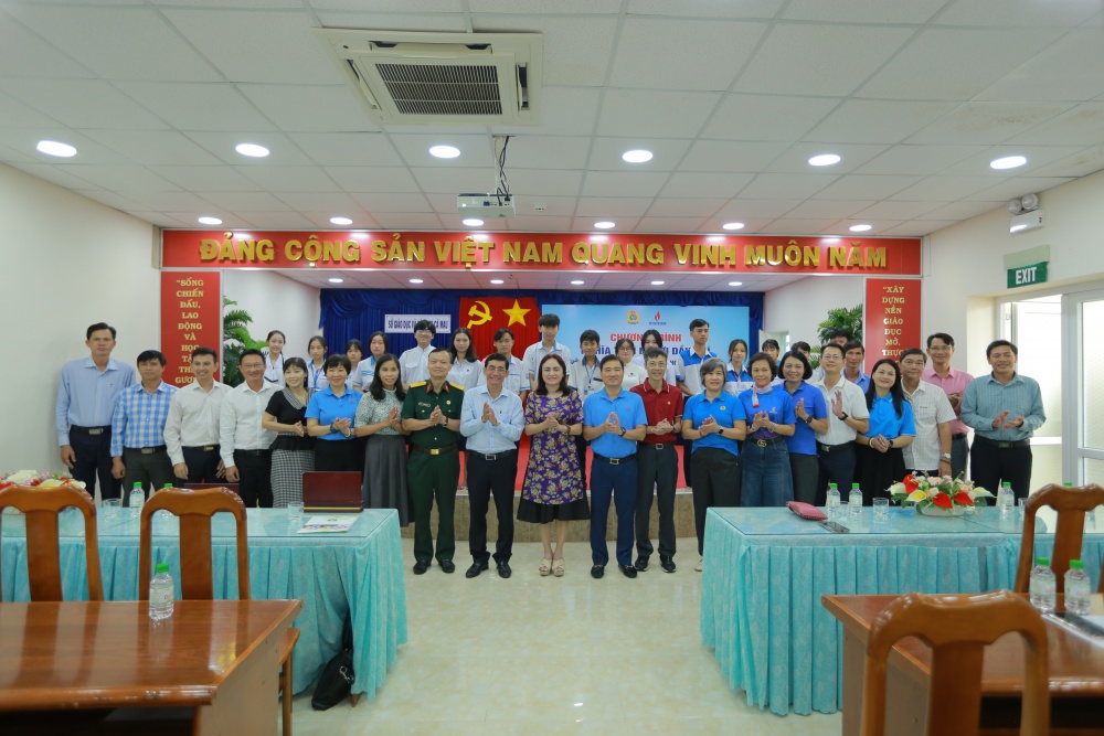 “Nghĩa tình Người Dầu khí” đến với các em học sinh khó khăn tại Cà Mau