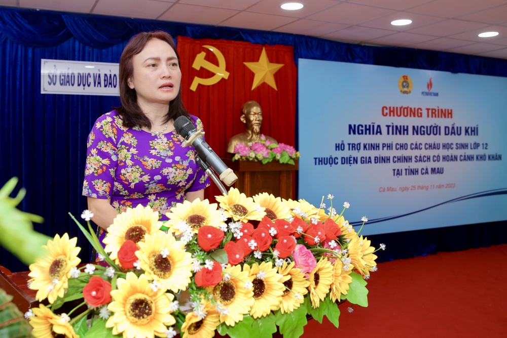 “Nghĩa tình Người Dầu khí” đến với các em học sinh khó khăn tại Cà Mau