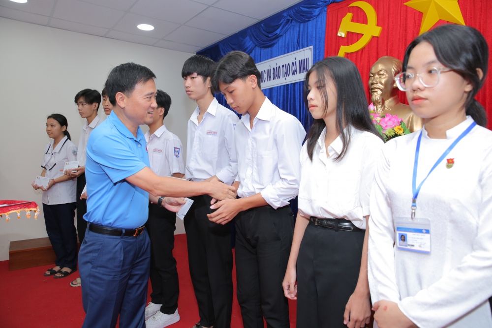 “Nghĩa tình Người Dầu khí” đến với các em học sinh khó khăn tại Cà Mau