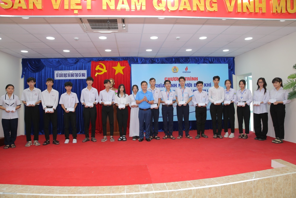 “Nghĩa tình Người Dầu khí” đến với các em học sinh khó khăn tại Cà Mau