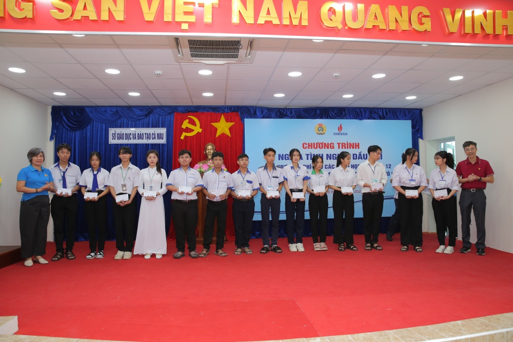 “Nghĩa tình Người Dầu khí” đến với các em học sinh khó khăn tại Cà Mau
