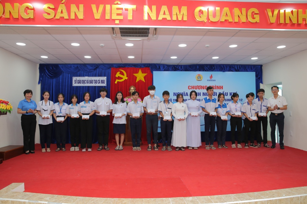 “Nghĩa tình Người Dầu khí” đến với các em học sinh khó khăn tại Cà Mau