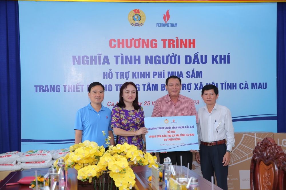 Công đoàn Dầu khí Việt Nam trao quà cho Trung tâm Bảo trợ xã hội tỉnh Cà Mau