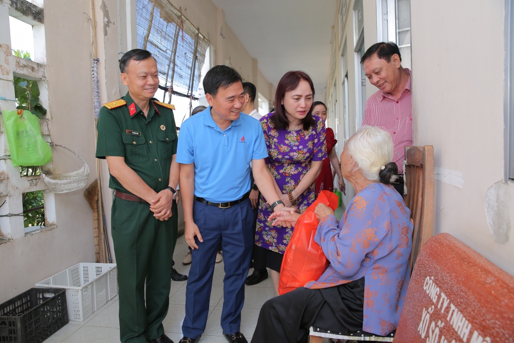 Công đoàn Dầu khí Việt Nam trao quà cho Trung tâm Bảo trợ xã hội tỉnh Cà Mau