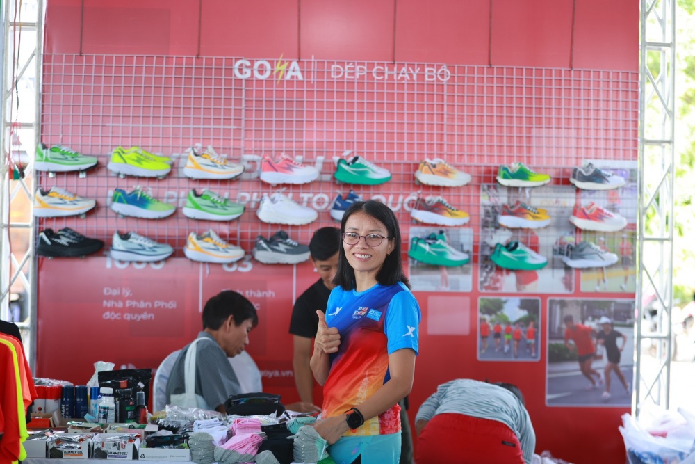 Không khí sôi nổi tại khu vực nhận Race kit giải Marathon Cà Mau 2023