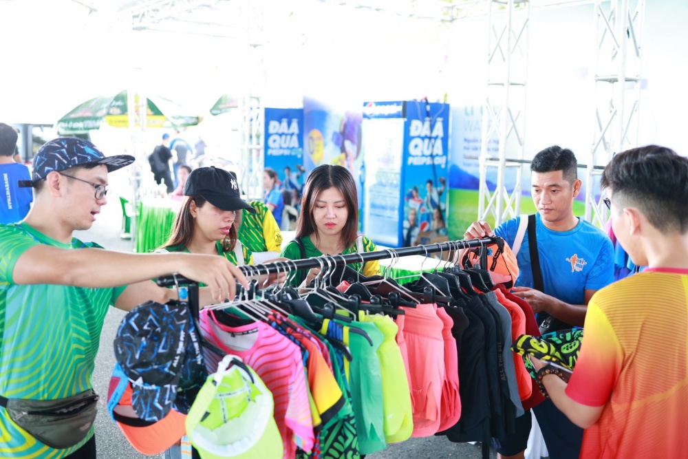 Không khí sôi nổi tại khu vực nhận Race kit giải Marathon Cà Mau 2023