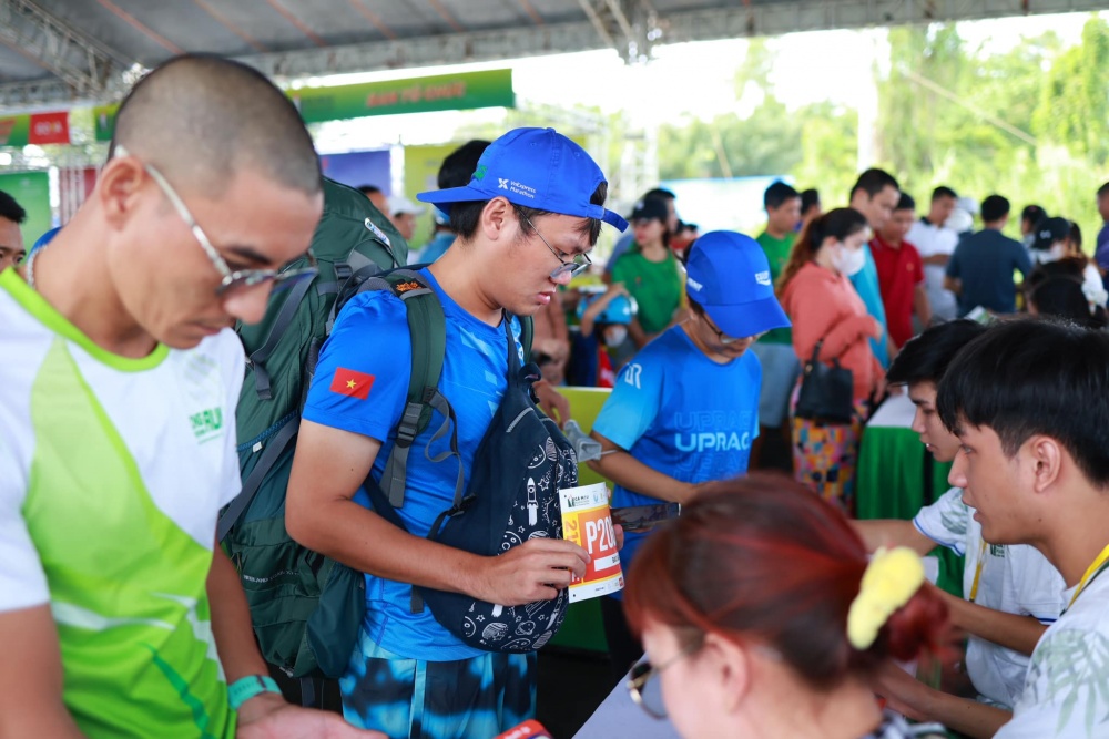 Không khí sôi nổi tại khu vực nhận Race kit giải Marathon Cà Mau 2023