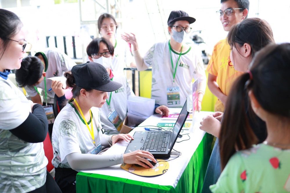 Không khí sôi nổi tại khu vực nhận Race kit giải Marathon Cà Mau 2023