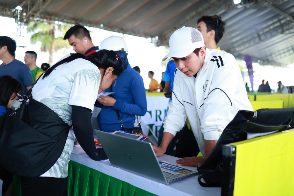 Không khí sôi nổi tại khu vực nhận Race kit giải Marathon Cà Mau 2023