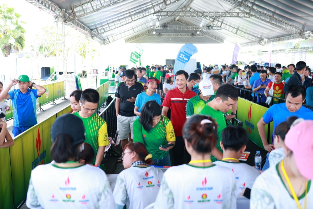 Không khí sôi nổi tại khu vực nhận Race kit giải Marathon Cà Mau 2023