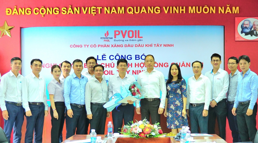 Ông Cao Hoài Dương - Bí thư Đảng ủy, Chủ tịch HĐQT PVOIL, ông Lê Văn Nghĩa - Thành viên HĐQT PVOIL, ông Hoàng Đình Tùng – Phó Tổng Giám đốc PVOIL cùng HĐQT, Ban Lãnh đạo PVOIL Tây Ninh trao Nghị quyết và tặng hoa chúc mừng ông Nguyễn Đức Thắng.
