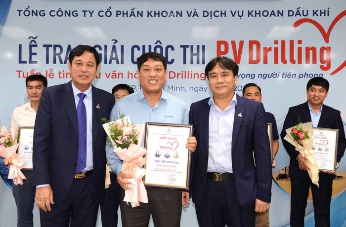 Ông Nguyễn Xuân Cường – Bí thư Đảng ủy – Tổng giám đốc TCT và ông Nguyễn Công Đoàn – Phó Tổng giám đốc TCT – Trưởng BTC cuộc thi trao giải Đặc biệt tập thể cho  Vietubes. 