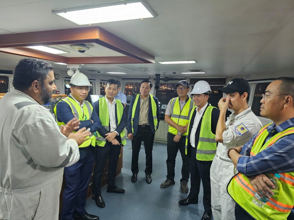 Đoàn công tác PTSC trên buồng lái tàu PTSC Sài Gòn