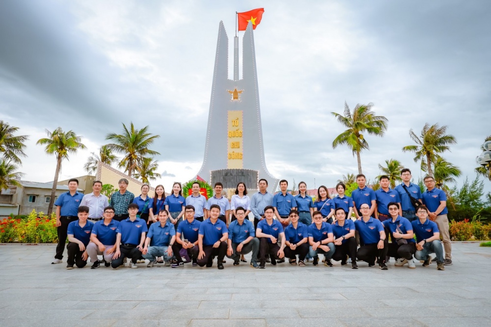 Đoàn đã đến thăm và dâng hương, tặng hoa tại Đài liệt sĩ huyện Ninh Hải