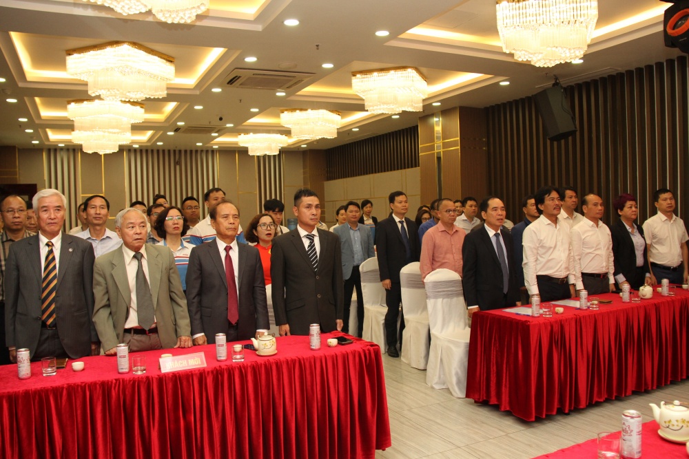 Các đại biểu chào cờ khai mạc Đại hội Các đại biểu chào cờ khai mạc Đại hội