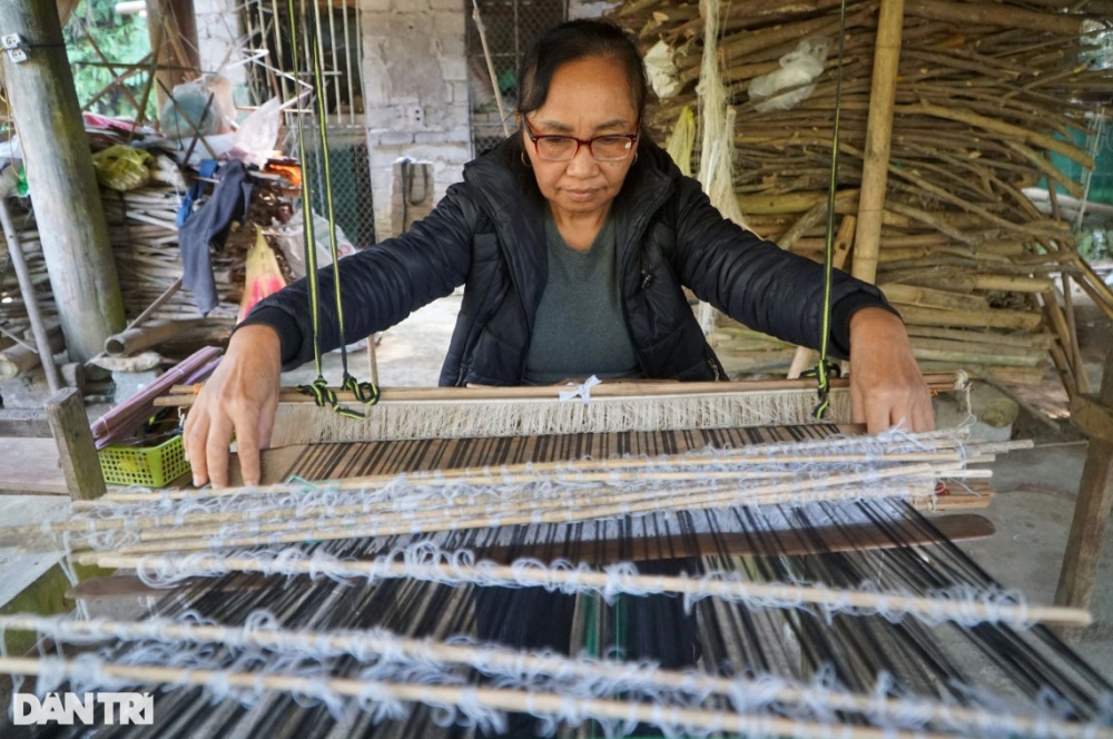 Phụ nữ Mường giữ hồn làng nghề, khát khao đưa thổ cẩm xuất ngoại Phụ nữ Mường giữ hồn làng nghề, khát khao đưa thổ cẩm xuất ngoại