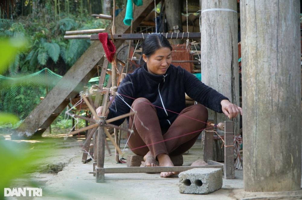 Phụ nữ Mường giữ hồn làng nghề, khát khao đưa thổ cẩm xuất ngoại Phụ nữ Mường giữ hồn làng nghề, khát khao đưa thổ cẩm xuất ngoại