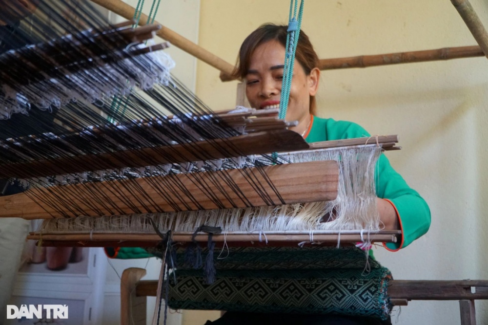 Phụ nữ Mường giữ hồn làng nghề, khát khao đưa thổ cẩm xuất ngoại Phụ nữ Mường giữ hồn làng nghề, khát khao đưa thổ cẩm xuất ngoại