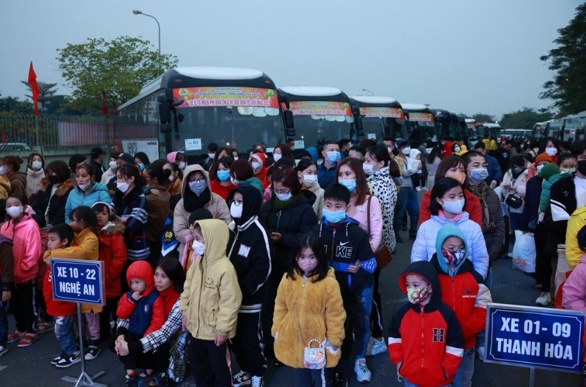 Hàng trăm công nhân chờ chuyến xe miễn phí về quê ăn Tết cùng gia đình (Ảnh: Hải Nguyễn). Hàng trăm công nhân chờ chuyến xe miễn phí về quê ăn Tết cùng gia đình (Ảnh: Hải Nguyễn).