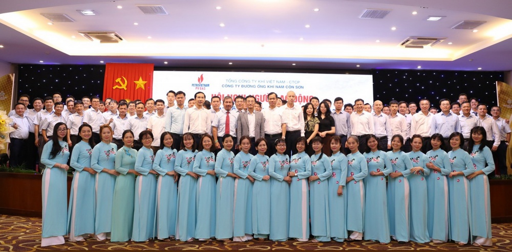Hình 3. Các đại biểu khách mời và tập thể CBCNV-NLĐ NCSP tại HNNLĐ năm 2023 Hình 3. Các đại biểu khách mời và tập thể CBCNV-NLĐ NCSP tại HNNLĐ năm 2023