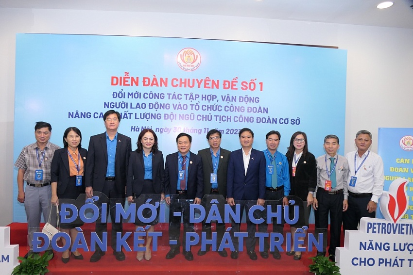 Đổi mới công tác tập hợp, vận động người lao động vào tổ chức công đoàn