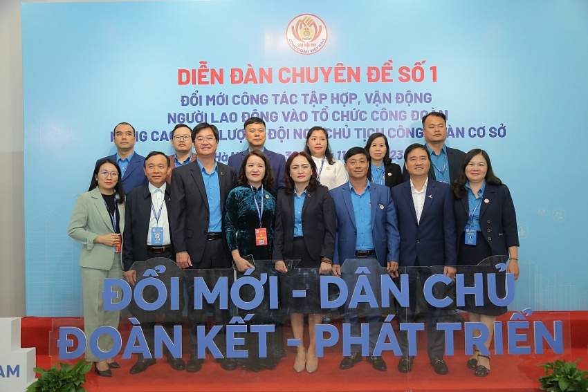 Đổi mới công tác tập hợp, vận động người lao động vào tổ chức công đoàn