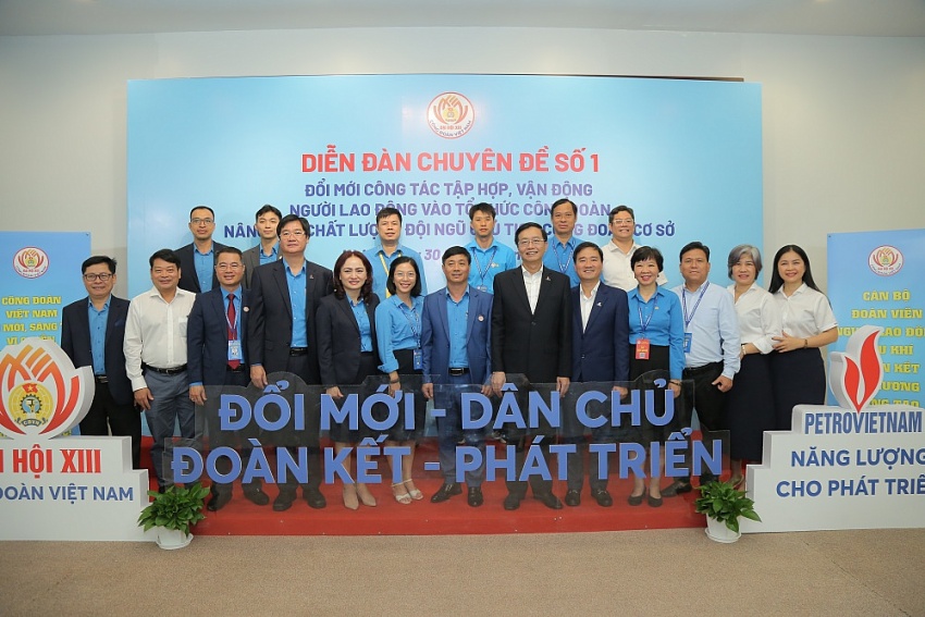 Đổi mới công tác tập hợp, vận động người lao động vào tổ chức công đoàn