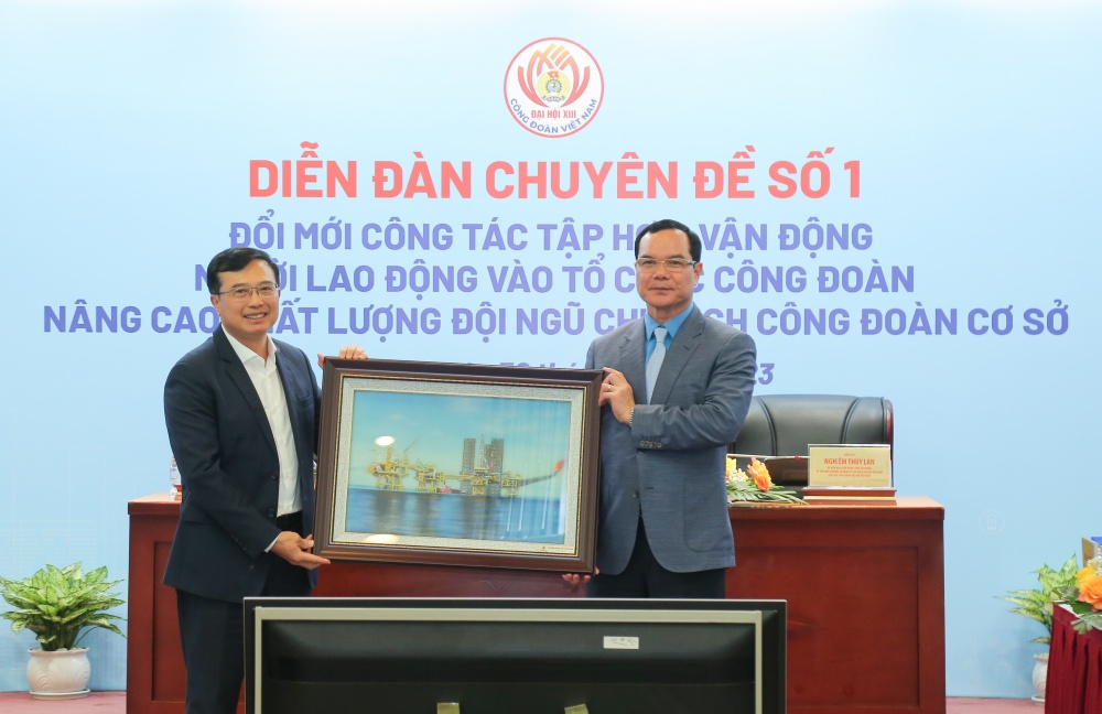 Đổi mới công tác tập hợp, vận động người lao động vào tổ chức công đoàn