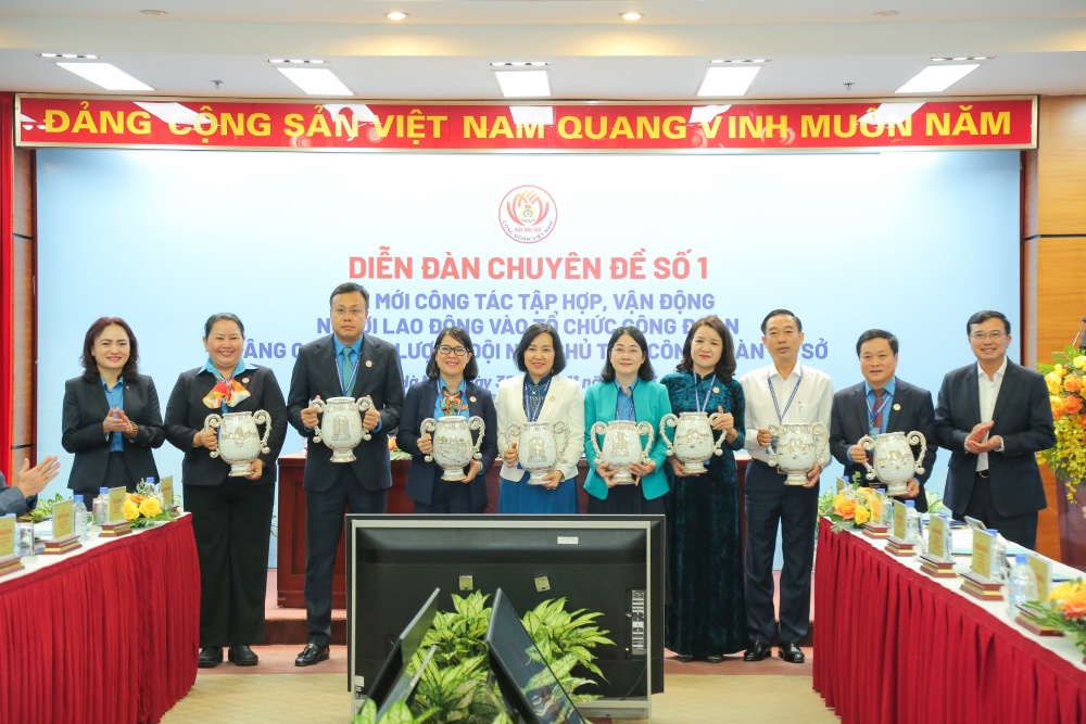 Đổi mới công tác tập hợp, vận động người lao động vào tổ chức công đoàn