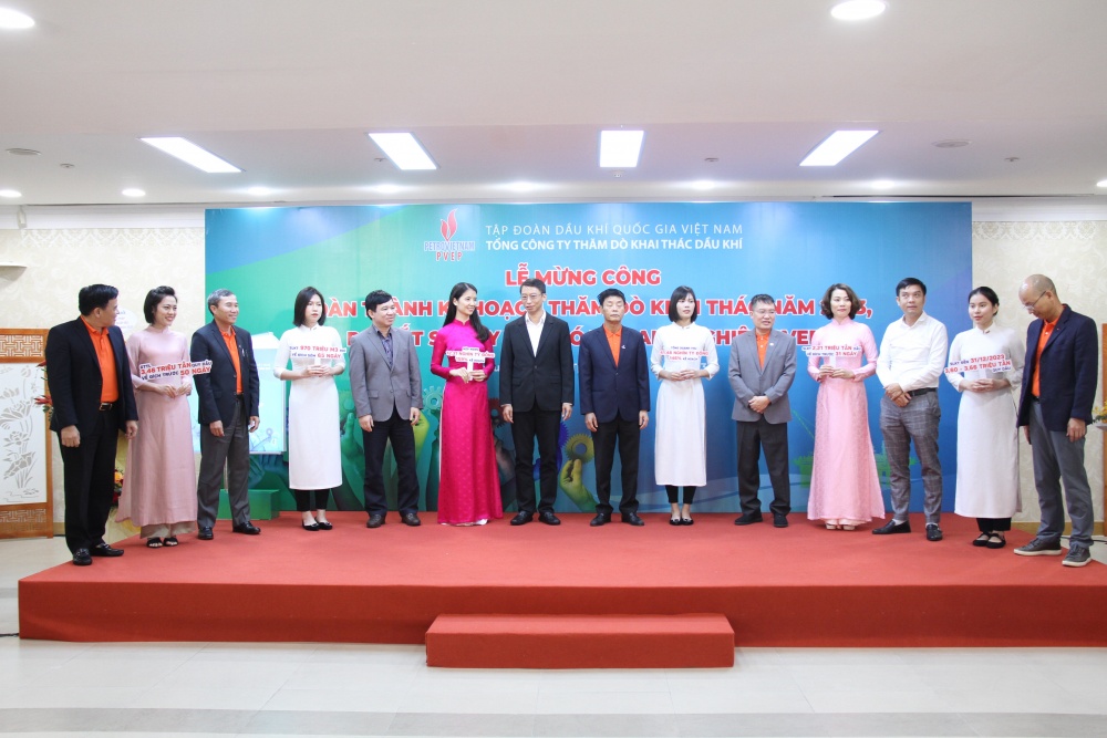 PVEP mừng công hoàn thành kế hoạch thăm dò khai thác năm 2023 và ra mắt sổ tay Văn hóa doanh nghiệp PVEP mừng công hoàn thành kế hoạch thăm dò khai thác năm 2023 và ra mắt sổ tay Văn hóa doanh nghiệp