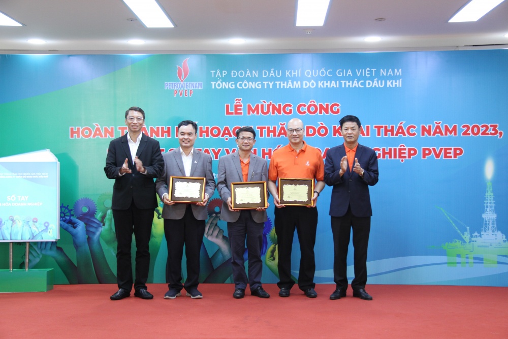 PVEP mừng công hoàn thành kế hoạch thăm dò khai thác năm 2023 và ra mắt sổ tay Văn hóa doanh nghiệp PVEP mừng công hoàn thành kế hoạch thăm dò khai thác năm 2023 và ra mắt sổ tay Văn hóa doanh nghiệp