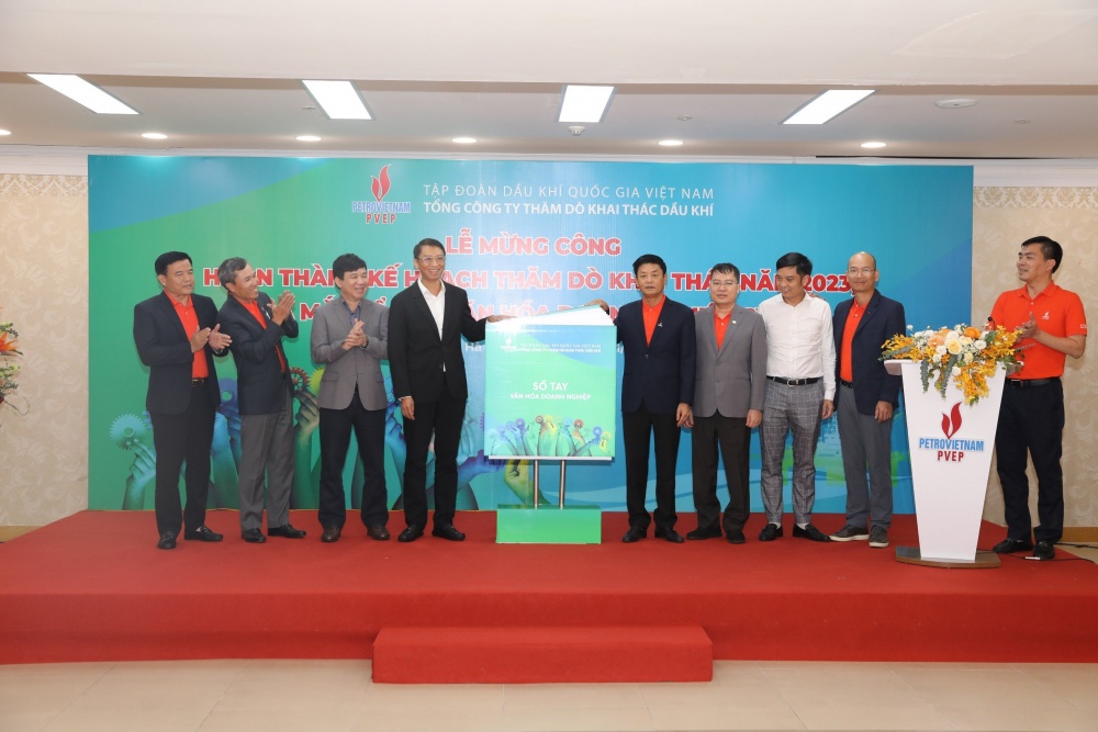 PVEP mừng công hoàn thành kế hoạch thăm dò khai thác năm 2023 và ra mắt sổ tay Văn hóa doanh nghiệp PVEP mừng công hoàn thành kế hoạch thăm dò khai thác năm 2023 và ra mắt sổ tay Văn hóa doanh nghiệp